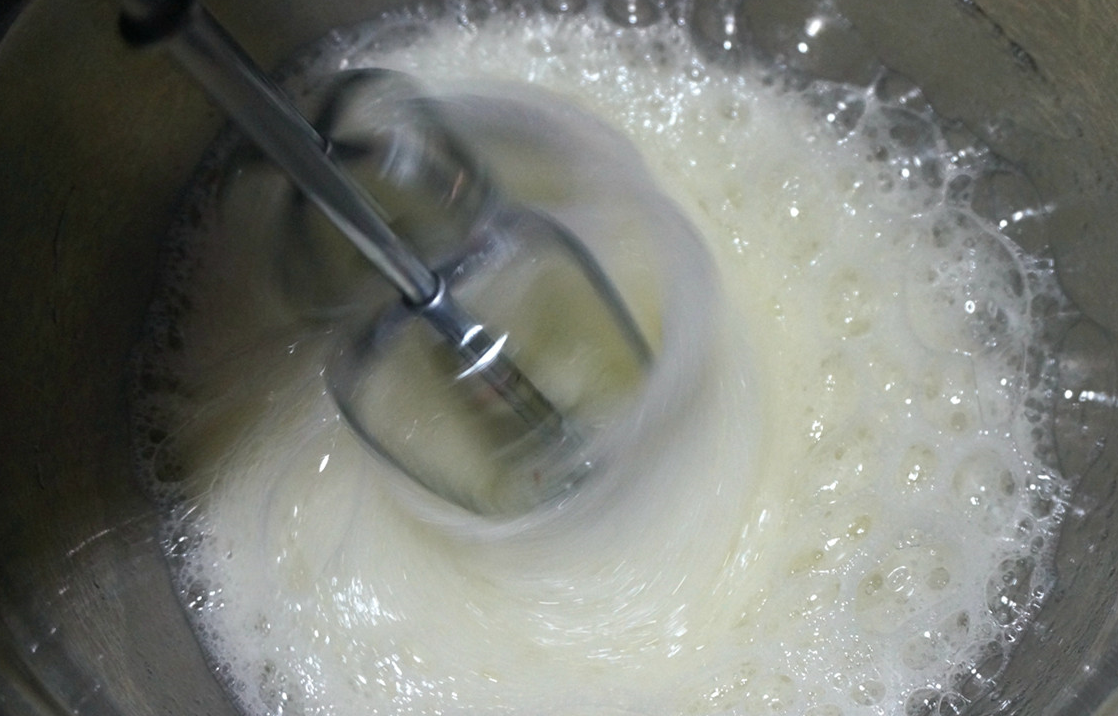 用打蛋器把蛋白打到呈鱼眼泡状的时候,加入1/3的细砂糖.