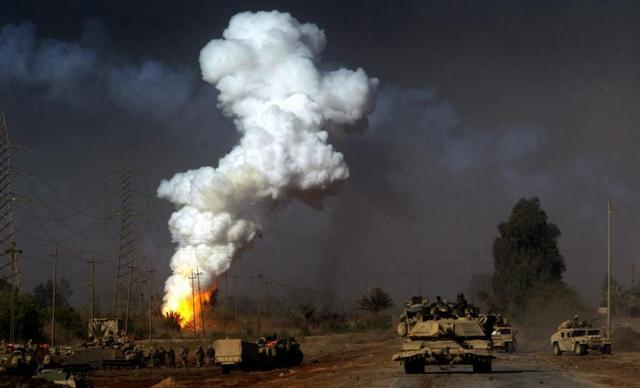 2003年伊拉克战争老照片:民众们夹道欢迎美军,图8实在太讽刺了_萨达姆