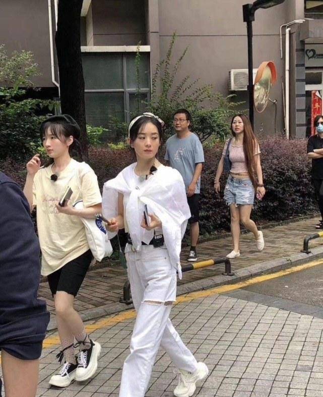 赵丽颖出现小区被狂拍,脚上增高鞋太抢镜,网友:比黄晓明的还高_鞋子