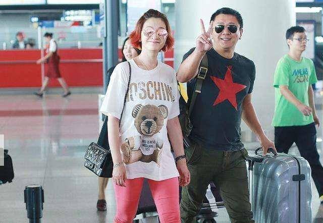 李小冉跟黄晓明聚餐被拍,穿宽松上衣搭阔腿裤,侧面看有小肚腩!