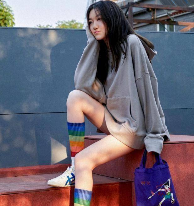 李嫣和闺蜜聚餐,换回黑发色很青春,穿两分裤秀腿衣着依旧很大胆