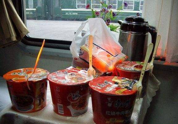 原创火车盒饭价格很亲民了为啥还是有人宁愿吃泡面这3点很关键