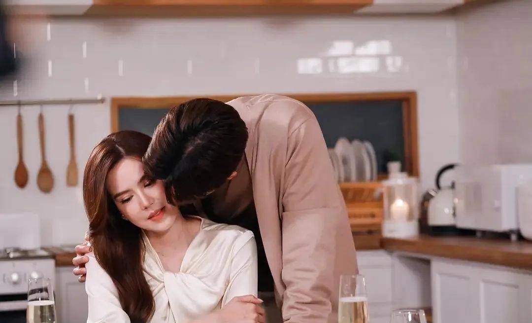 二姐回过神后将阿普送别,强忍中止了自己的不理智行为.