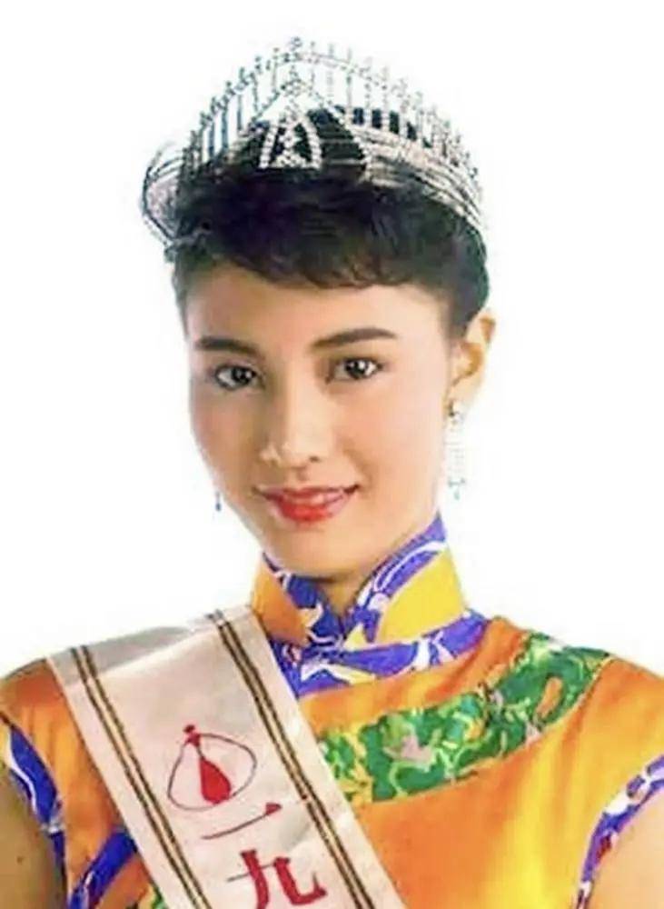 在这次选美大赛成功之后,李嘉欣趁热打铁,自信满满的参加了tvb举办的"