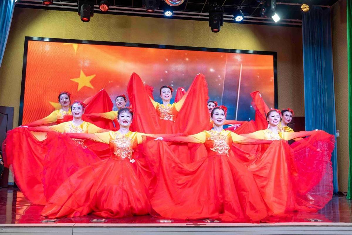 北京中弘志愿者艺术团走进上庄敬老院进行慰问演出