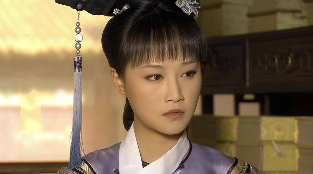 果子肌凹陷,上嘴唇薄嘴唇下弯,下巴又过短,让人对这张脸确实怜爱不