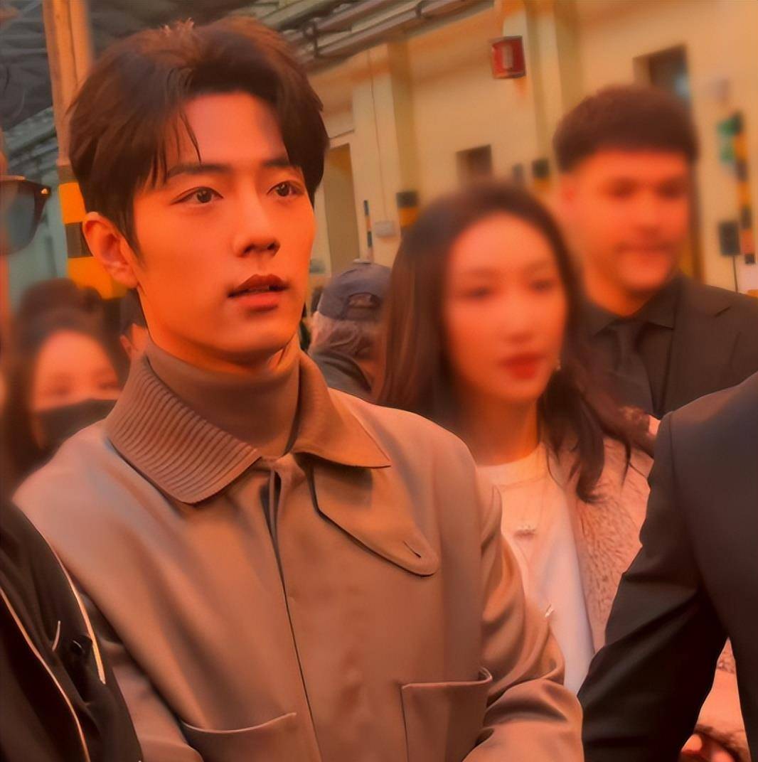 前面几个人开道,旁边俩人护着肖战,旁边黑衣男,经纪人,各种助理紧随其