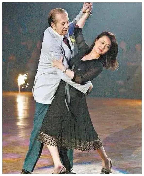 舞姿灵动如飞蝶,何鸿燊,梁安琪昔日跳舞画面,优美动人.