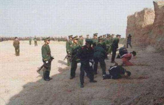 以前死刑犯都公众下处刑,为何现在枪决时,却不让民众围观了?