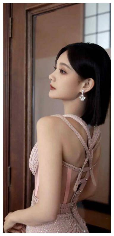 李一桐:美貌与才华的完美结合,魅力双重绽放,引领时尚潮流.