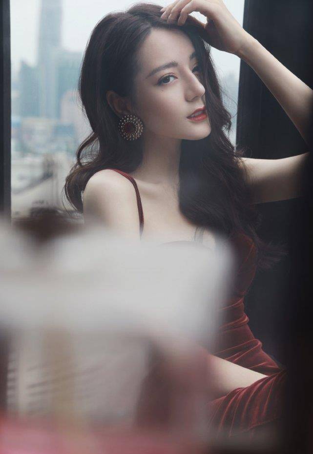 因为迪丽热巴是新疆的姑娘,所以在五官上就是非常的优越,甚至迪丽热巴