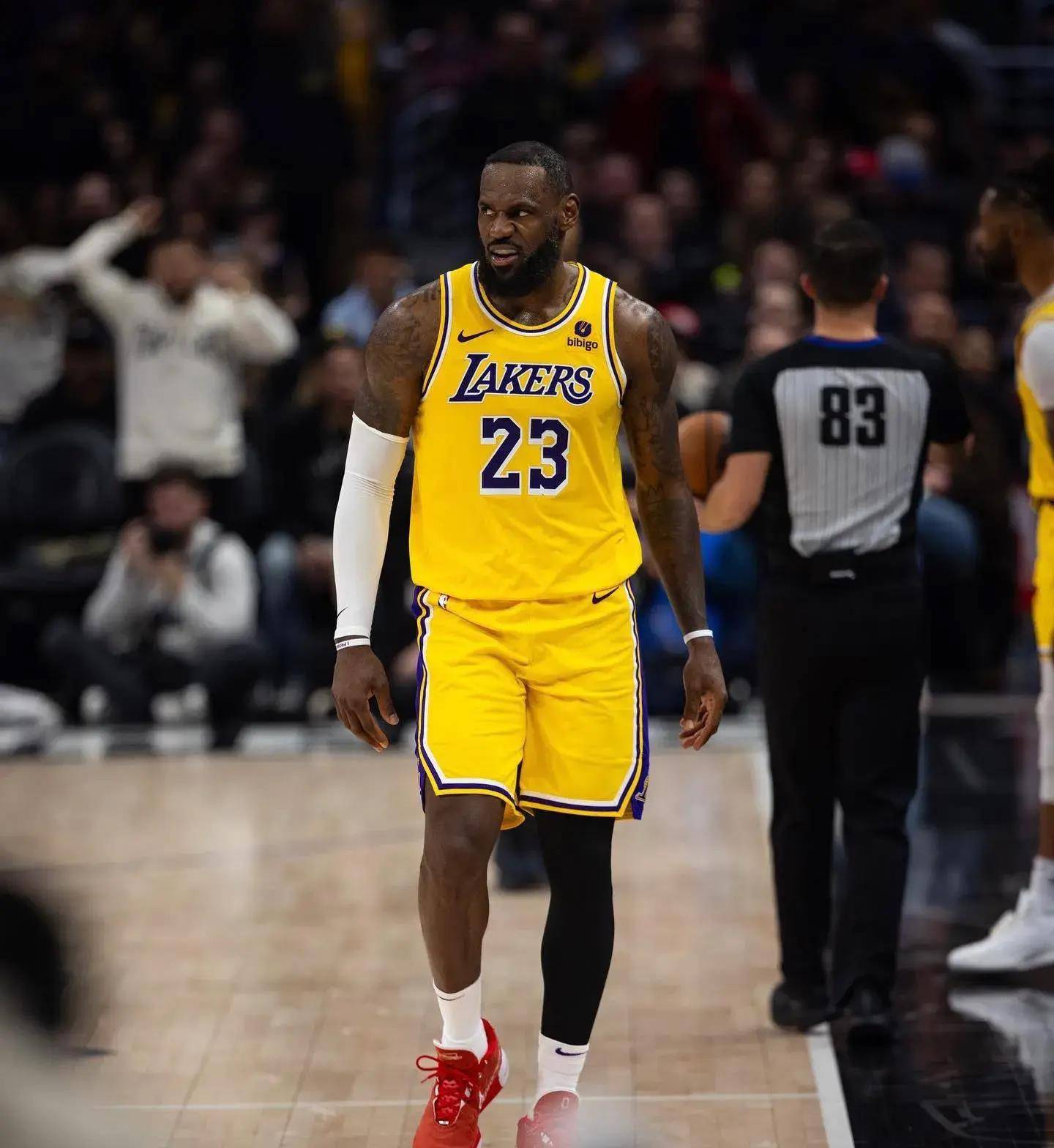 湖人官推晒詹姆斯离场照:他的影响力_照片_球员_球迷