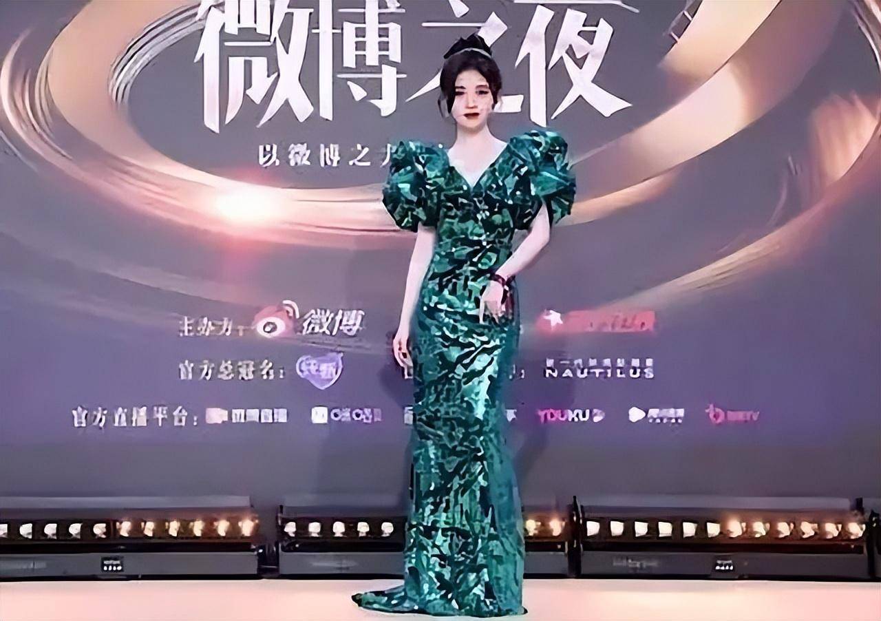 不过,外界传闻,鞠婧祎身上,有着两大未解之谜.一是脸,二是身高.