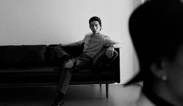 井柏然变霸道总裁,大背头二郎腿倒三角身材抢眼,大长腿不输超模_李佳