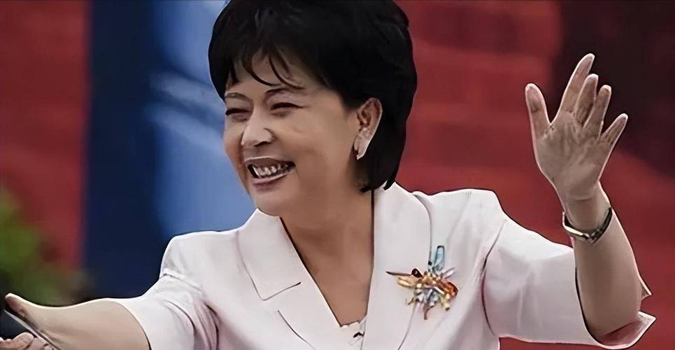 央视主持刘璐:cctv第一位主持人,曾获"抗洪英雄"称号,现如何_生活