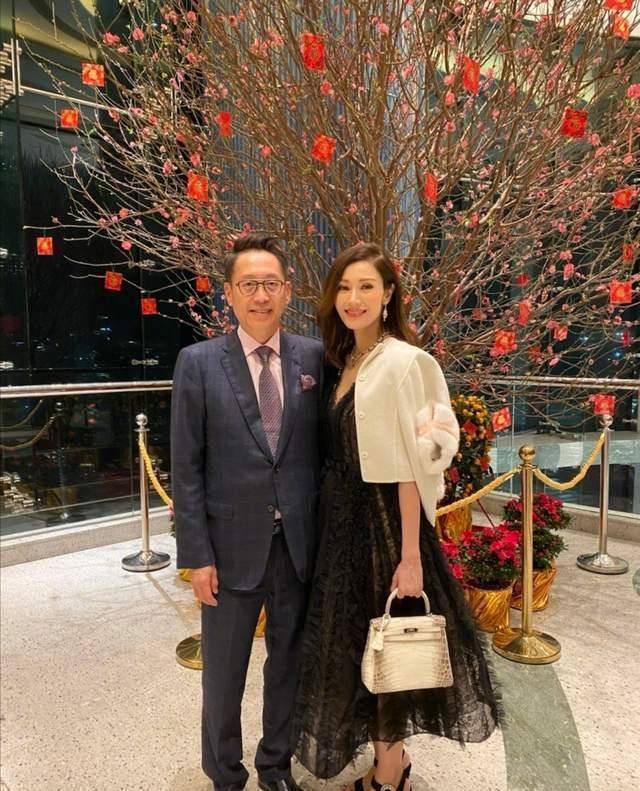 结婚这么多年,老公许晋亨一直很疼爱她,也在媒体面前用各种方式秀恩爱