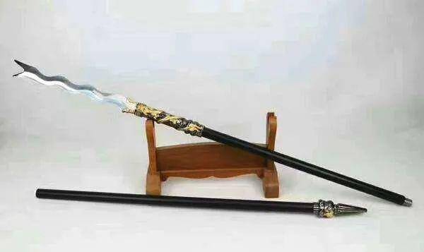 全用镔铁点钢打造,矛杆长一丈,矛尖长八寸,刃开双锋,作游蛇形状,故而