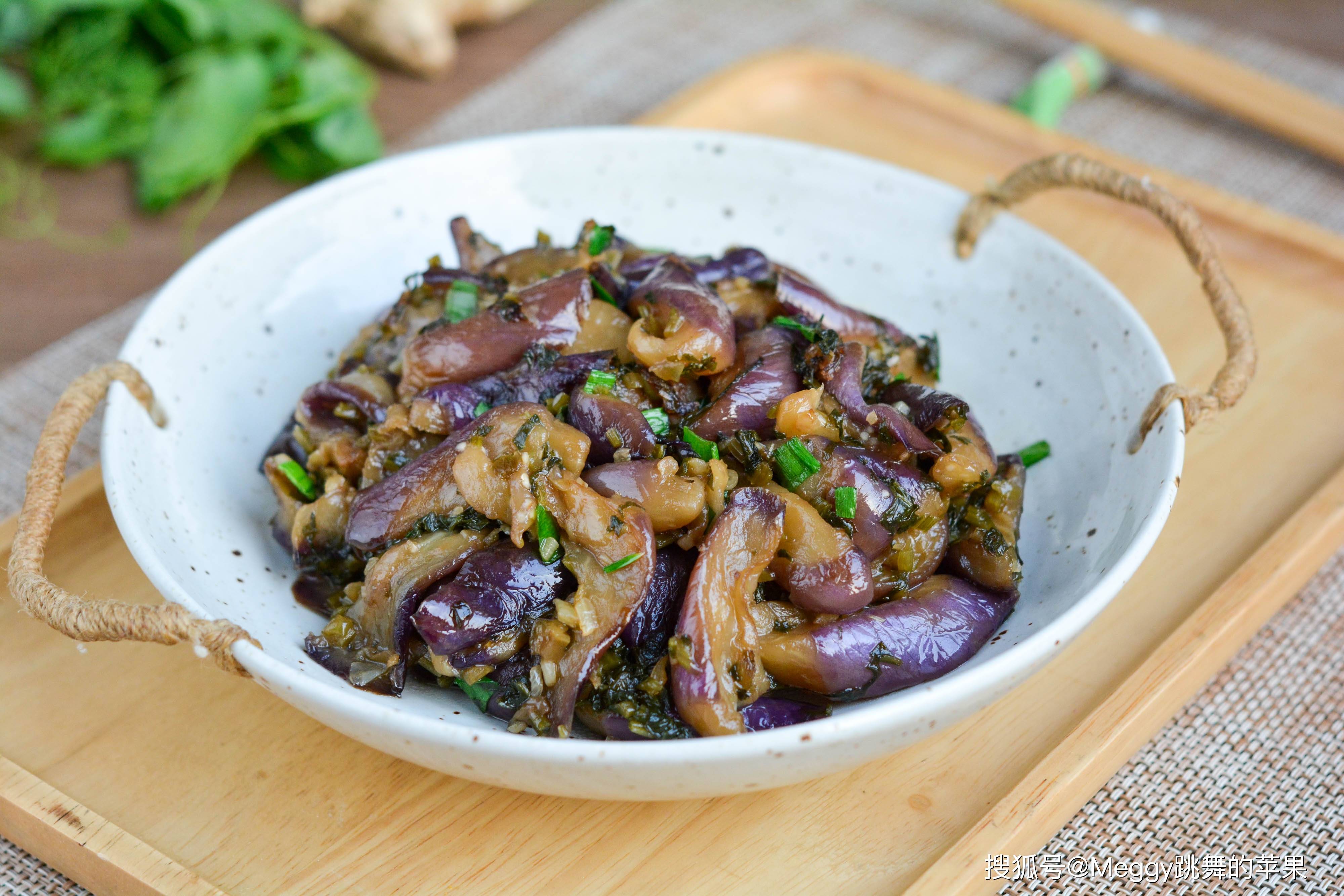 原创2道快手素菜很适合现在吃有滋有味爽口开胃食材更常见