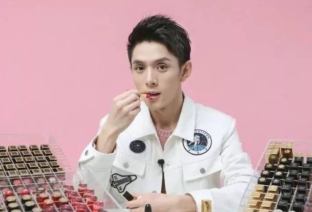 李佳琦年赚2亿上海买房,父亲却在工地开车,直言:不用他一分钱_化妆品