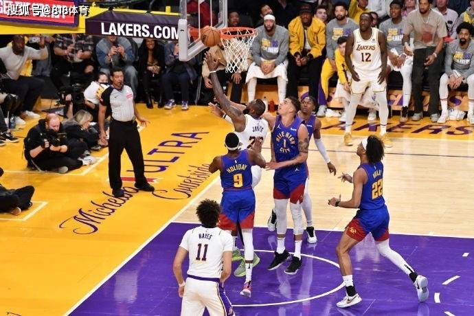 老詹哈哈大笑_詹姆斯_比赛_1