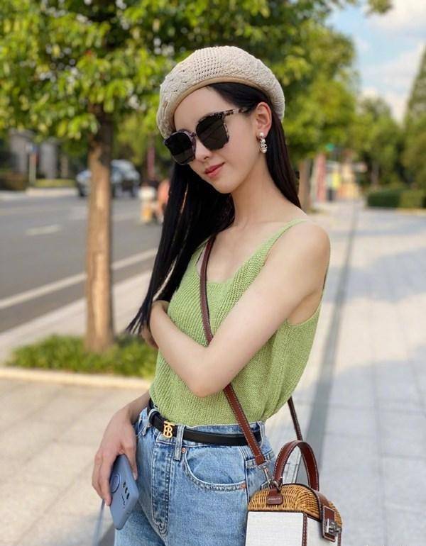 陈都灵秀美照吊带牛仔裤尽显身材工作室不要为风度不要温度