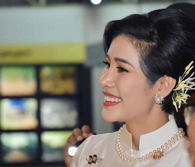 苏提达晒出私房照,搅动风雨拉开争宠序幕,诗妮娜紧随其后晒旧照_王室