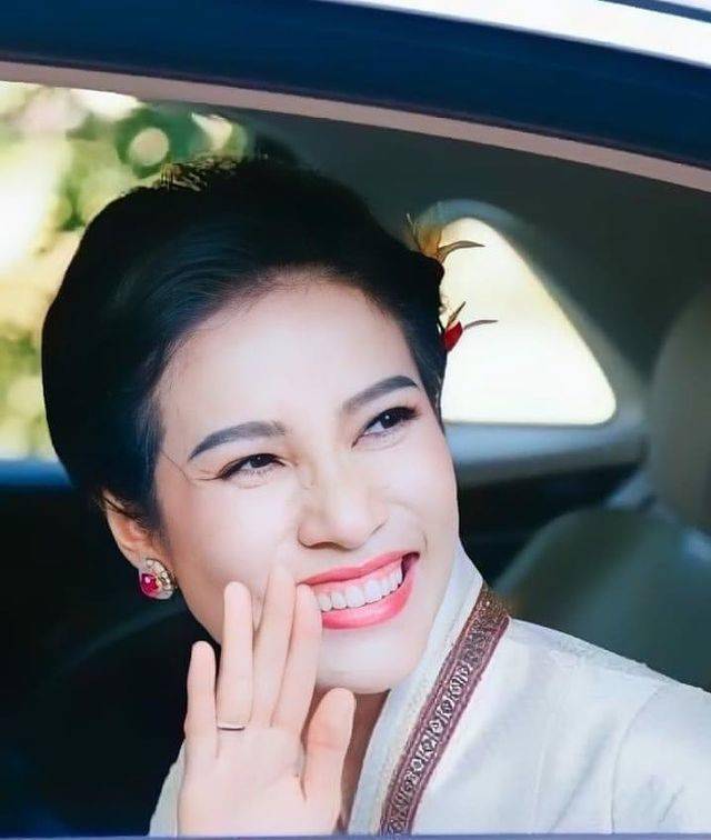 原创泰国甄嬛诗妮娜咧嘴大笑控制不住晒册封肖像照苏提达哭死