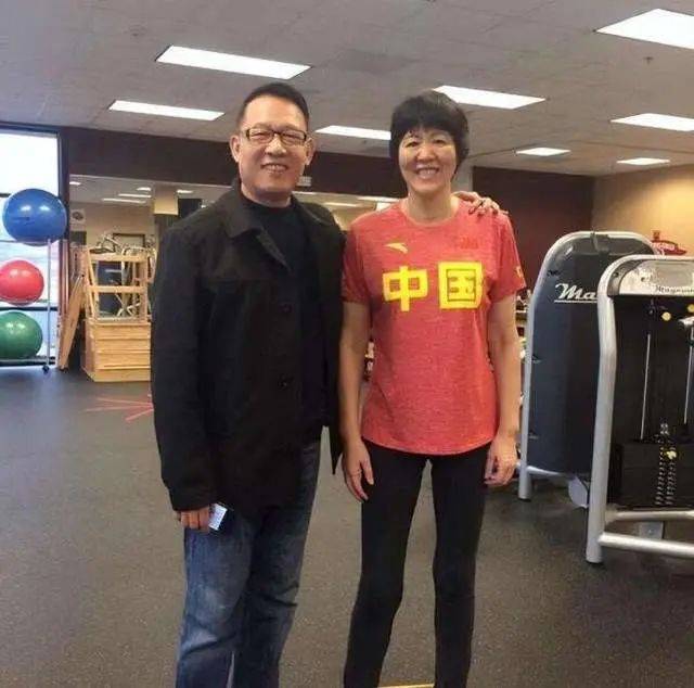 郎平一家五口美国聚餐老公罕露面帅气十足女儿白浪是真高啊