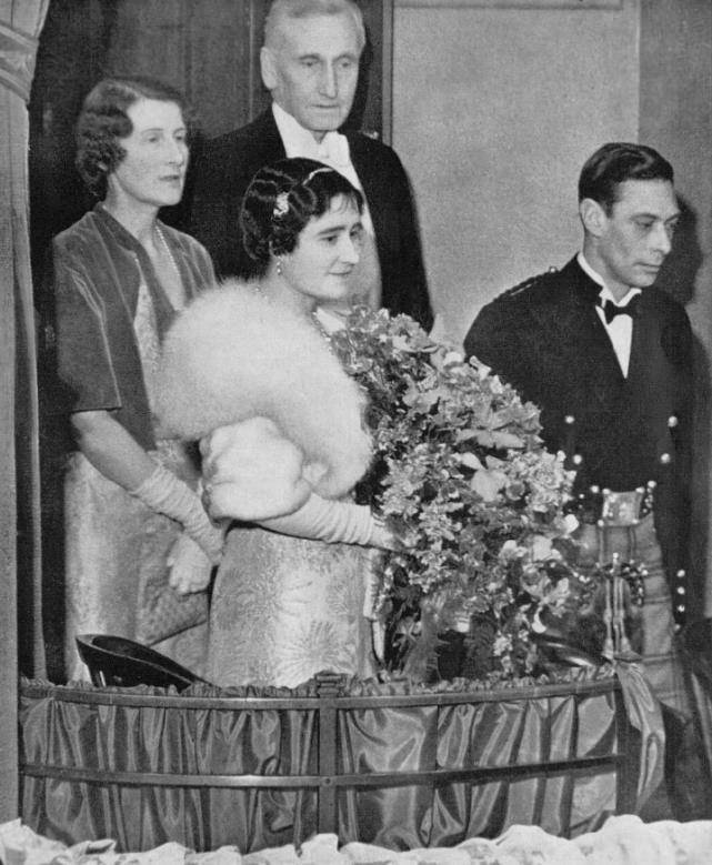 二姐玛丽·弗朗西斯,比伊丽莎白大18岁,1910年嫁给16代艾尔芬斯勋爵