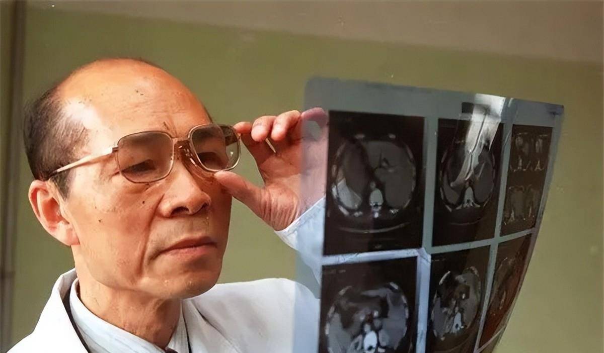 后来做真丝人造血管移植的那条狗在十年之后死去了,因为当时这条狗的