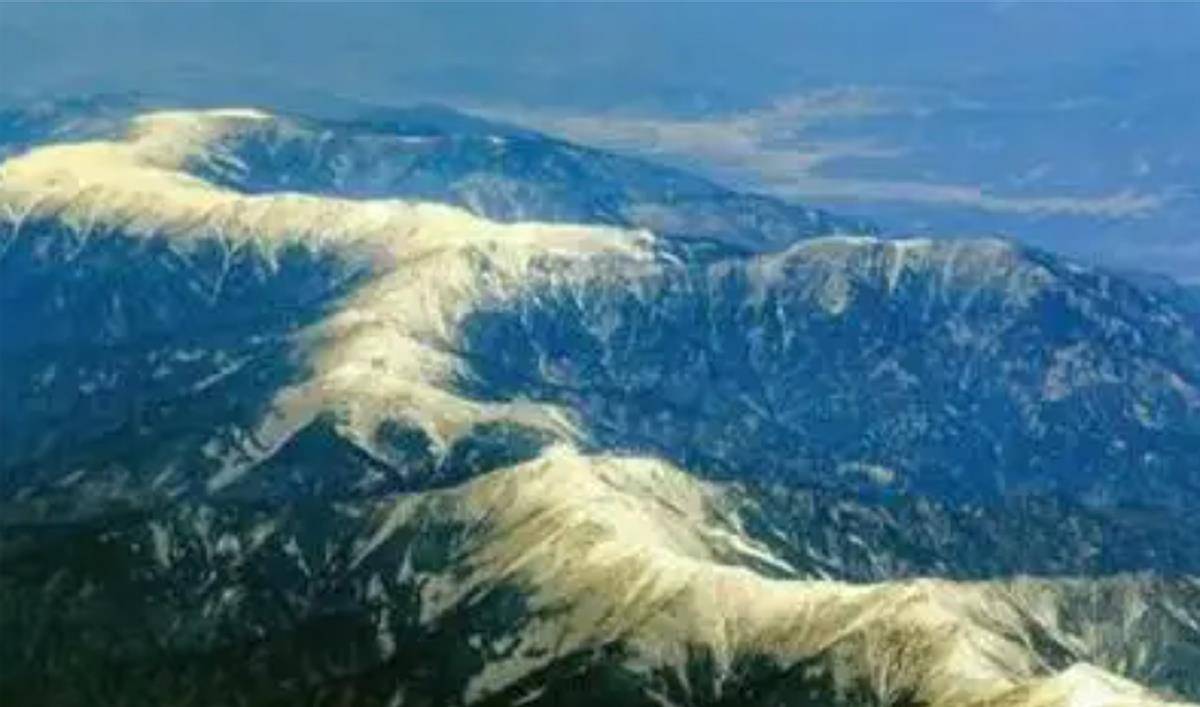 上,中学周围既没有高山,也没有大江大河,根本就看不出什么龙脉的影子