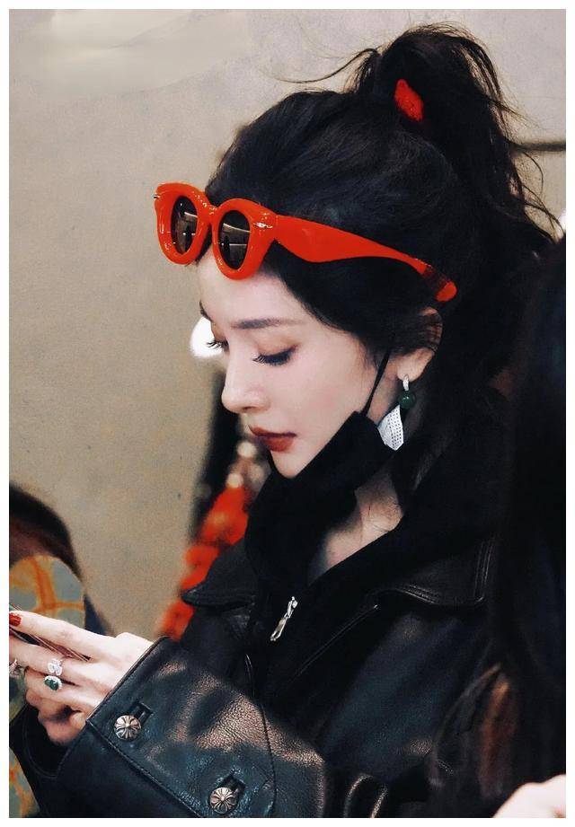 杨幂手机壳"好柿发生"惊艳时尚圈,成为新宠!