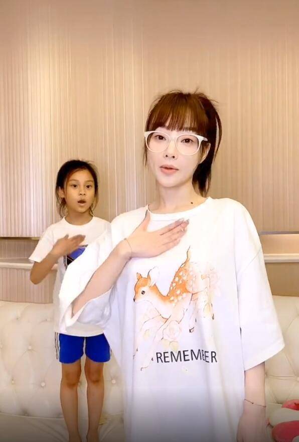 李小璐母女跳"手指舞",甜馨掉门牙好害羞,肤色被嘲"黑白配"_贾乃亮