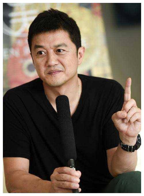 李亚鹏53岁直播痛哭,债务缠身无法脱身,普通人别模仿!