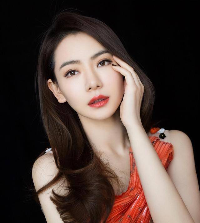 娱乐圈不怕"潜"的7位女星,有的连向华强都要礼让三分_安以轩_事业