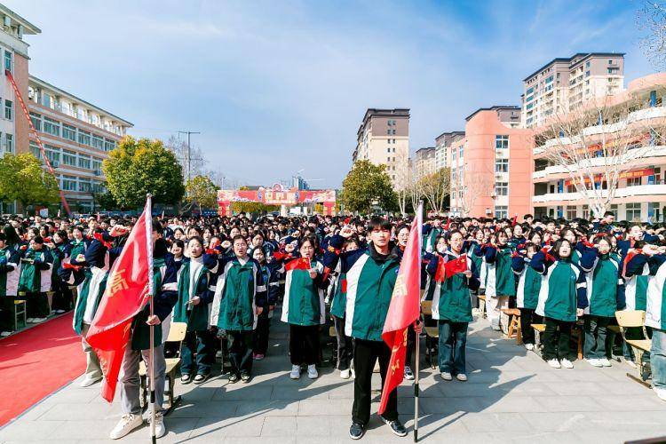 临颍:三高举行高考百日誓师大会,同学斗志昂扬踏过宣战门