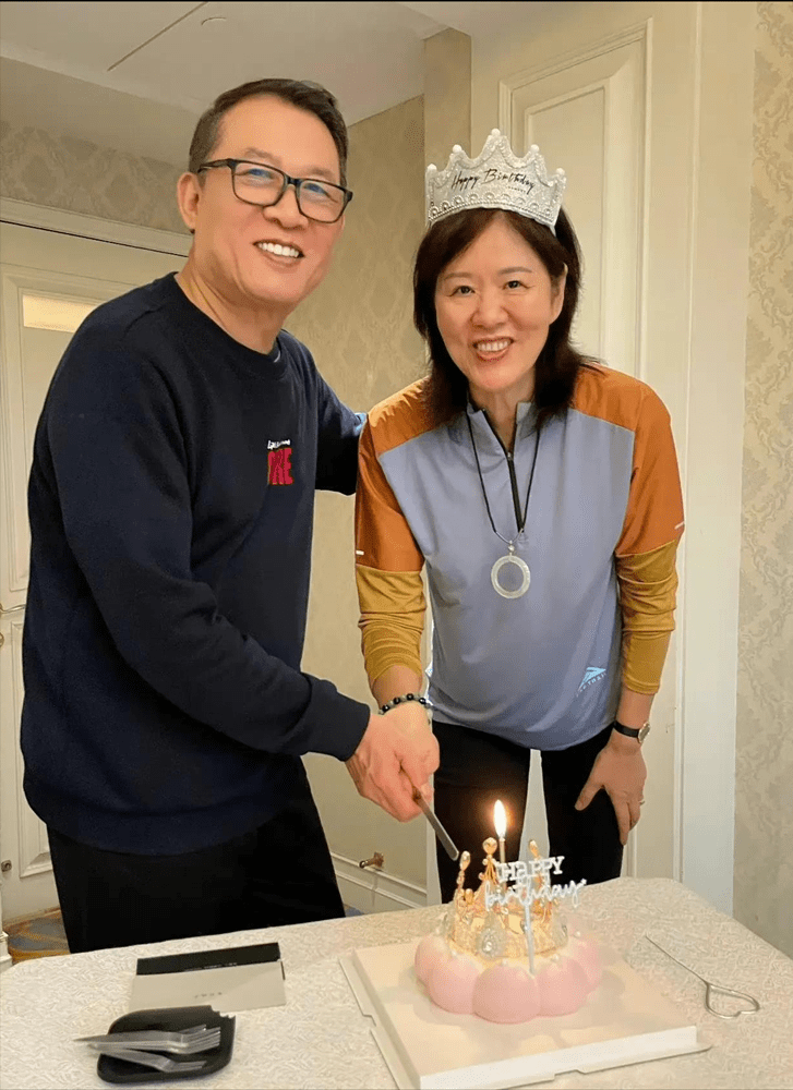 郎平一家五口美国聚餐老公罕露面帅气十足女儿白浪是真高啊