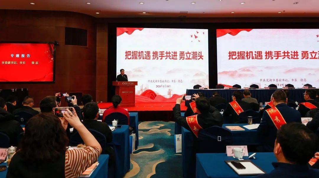 市企联会长尹同跃,首任会长程晓苏,专家咨询委召集人韩卫民,副市长