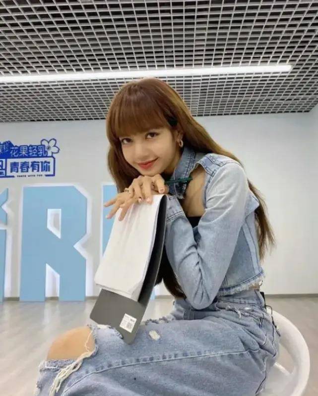 原创lisa的腿被上帝吻过穿迷你裙坐高脚椅双腿距离得有10厘米