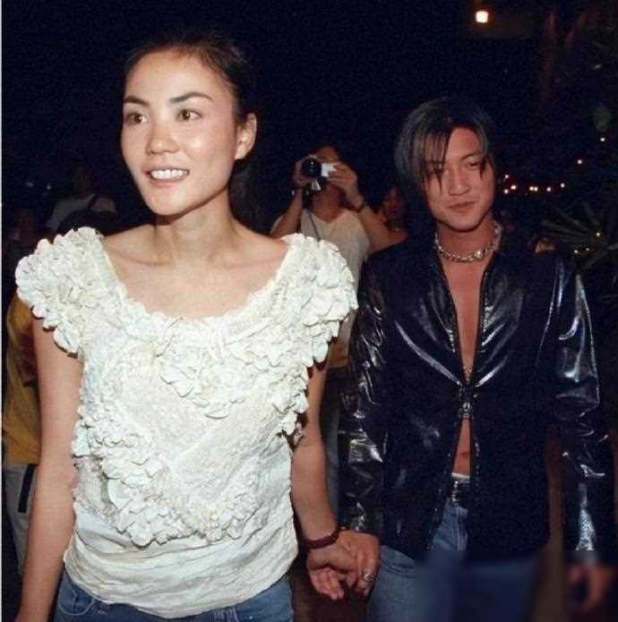 原创55岁王菲携小11岁男友日本旅行回归谢霆锋竟然没女友高