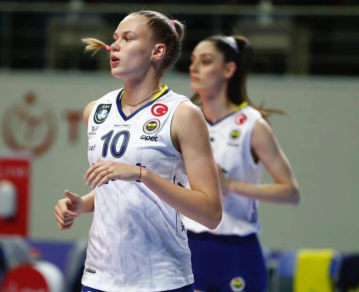 费内巴切女排稳坐联赛榜首,展现冠军球队的风范_比赛_基弗_整体