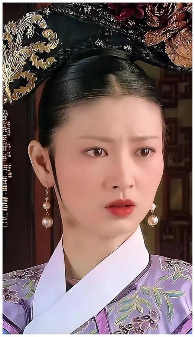 "槿汐揣度道:"虽然陵容小主恨毒了娘娘您,可对惠嫔娘娘,这些年,似