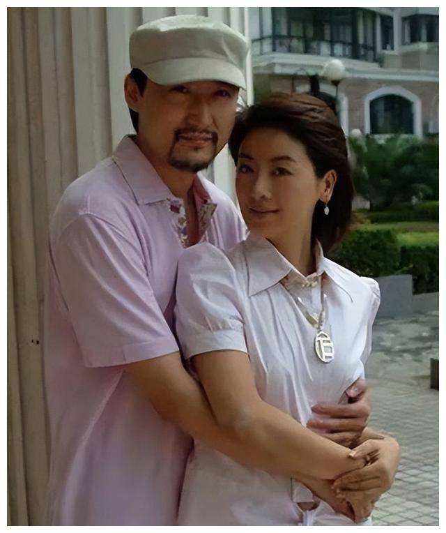 小李琳在经超身旁总是快乐,而经超则专注温柔.