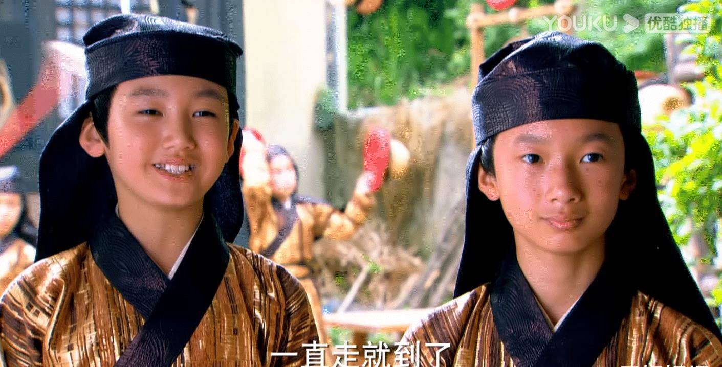 他也在13岁时签给了于正,于正出品的《云巅之上》《朝歌》《半妖倾城