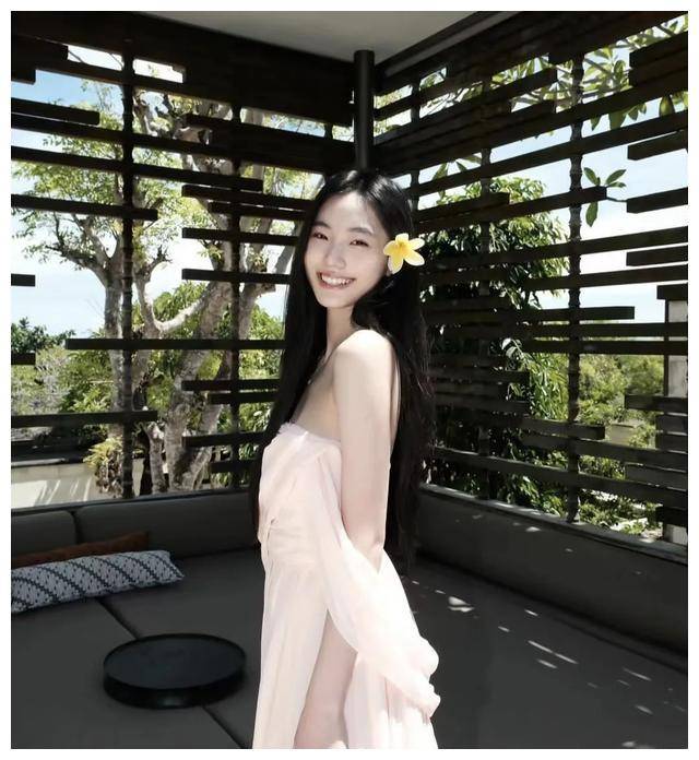 小s二女儿16岁,颜值身材抢眼,重金培养油腻感,美貌毁于此.