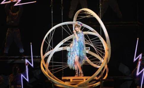 绯闻男友掏3800元捧场,被当面与伍佰抱抱_演唱会_蓝蔚文_好朋友