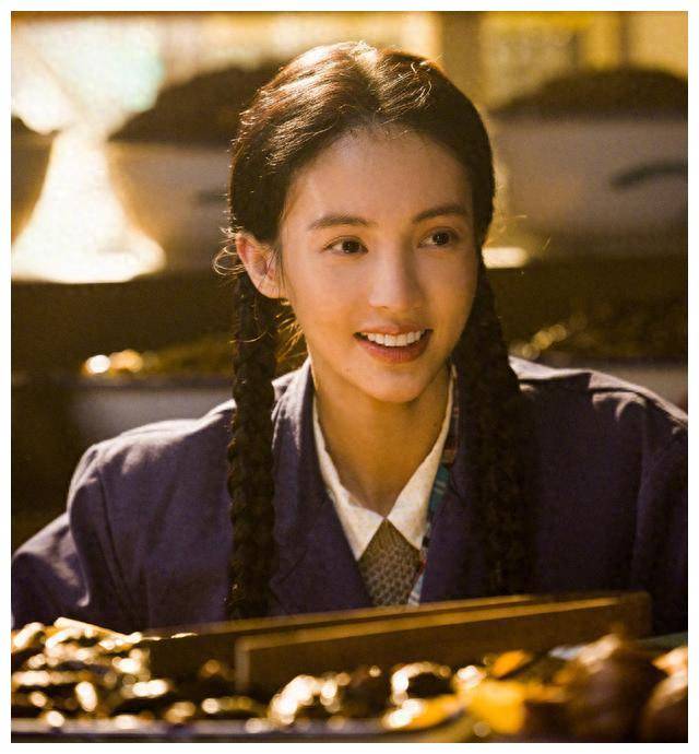 金晨疑似深化感情送礼登门探望胡夏父母继续甜蜜恋爱中