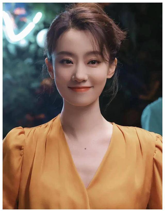 张小斐惊艳登场,内娱江湖地位凸显,37岁魅力全开_实力派_崛起_贾玲