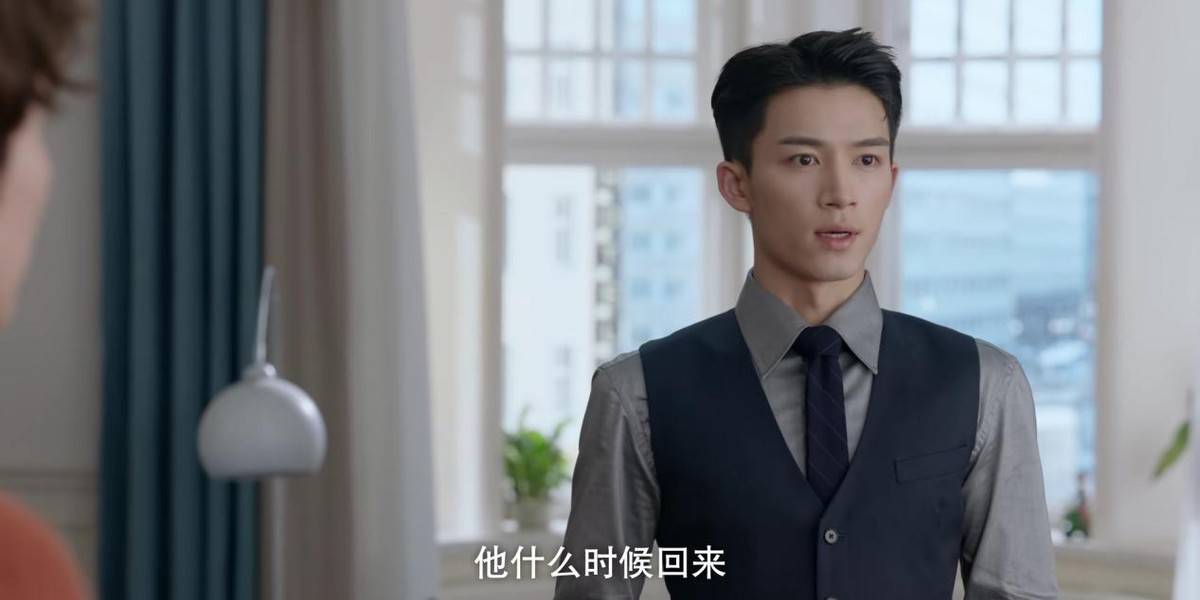 孟晓东的风格颇有几分霸道总裁的即视感,穿着打扮都更禁欲系,与吴磊走