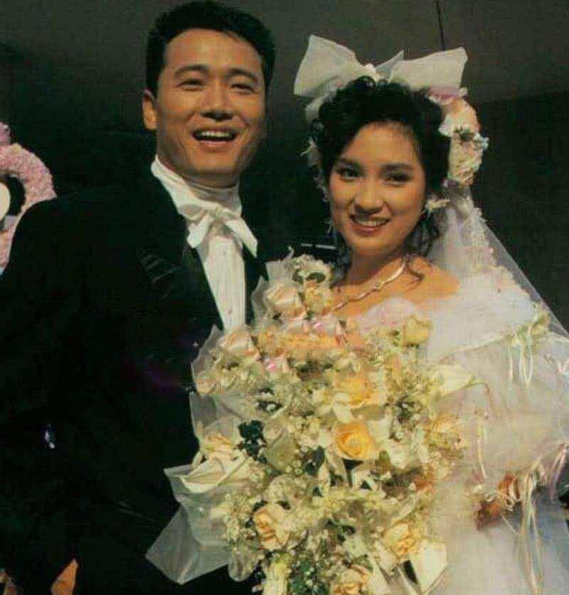 婚后,戚美珍淡出演艺圈,先后在1992年和1994年为苗侨伟生下一女一儿